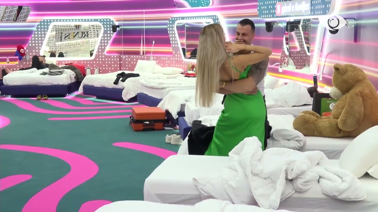 Momente të ëmbla mes Mateos dhe Brikenës, banorët qëndrojnë të përqafuar