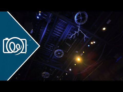 Teslaspulen im Voltron Nevera Wartebereich @ Europa Park 2024 - 4K Video