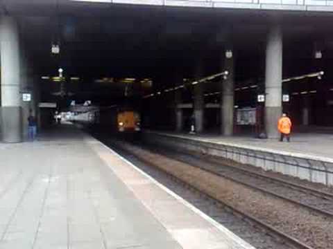 37059 and 37423 arrive man vic with meridian mariner railtou