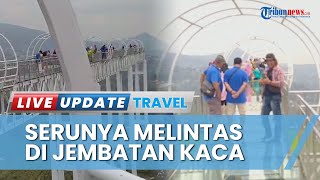Serunya Lihat Pemandangan Kebun Teh Sambil Melintas di Atas Jembatan Kaca Kemuning Sky Hills