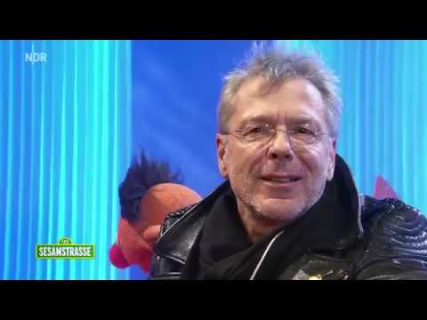 Reinhard Mey singt Ernie und Bert Über den Wolken  (德文字幕)