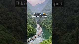 Download lagu Jalan paling ekstrim di dunia🥶bikin ngerii! #jalanekstrim #ekstrim #ngerii #trending #shorts mp3