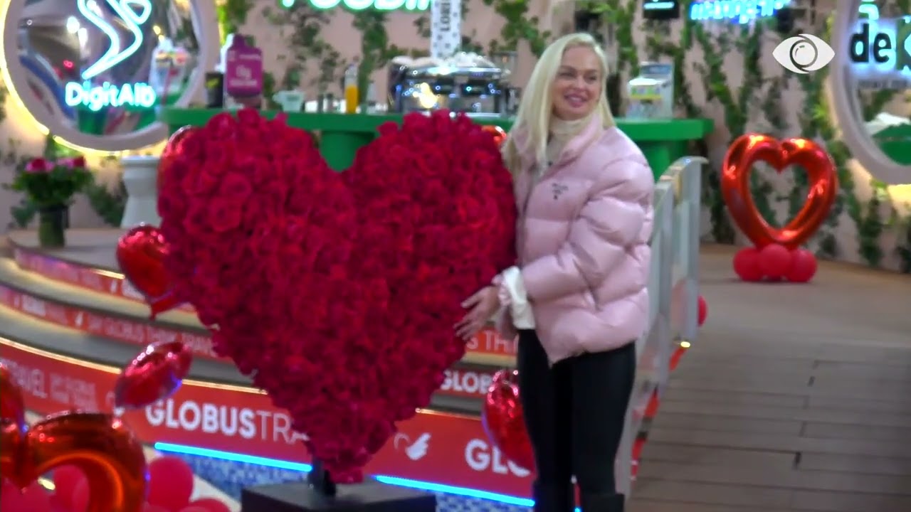 Danja pozon pranë dhuratës me trëndafila që mori nga partneri