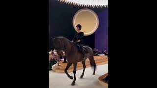 Download lagu The opening of Chanel haute couture 2022 , Paris fashion week mp3 Download lagu The opening of Chanel haute couture 2022 , Paris fashion week mp3