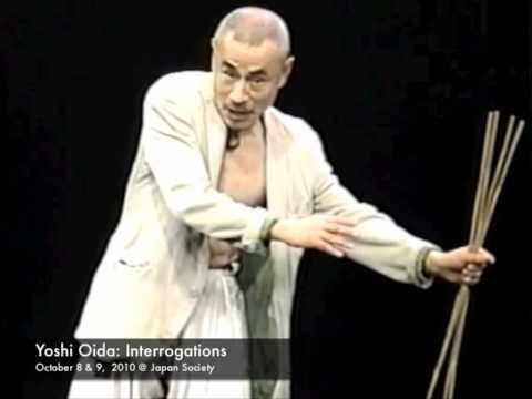 Βίντεο της Japan Society (Νέα Υόρκη, 2010) για την παράσταση Interrogations: Words of the Zen Masters [Ερωτήματα: Λόγια των δασκάλων του Ζεν], το σόλο του Γιόσι Όιντα [Yoshi Oida] που πρωτοπαρουσιάστηκε στο Φεστιβάλ της Αβινιόν το 1979, με ζωντανή μουσική του Dieter Trüstedt [Ντήτερ Τρύστεντ]. Με ελάχιστα μέσα, ο Όιντα αφήνει τη φαντασία του κοινού να συμπληρώσει τη σκηνική εικόνα, όπως προϋποθέτει ο/η αόρατος/αόρατη ηθοποιός.