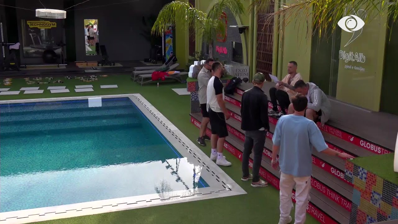 Sfida e videoklipeve/ Grupi i djemve duke diskutuar për provën