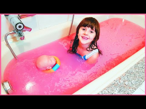 Bagnetto FUCSIA con la bambola in silicone