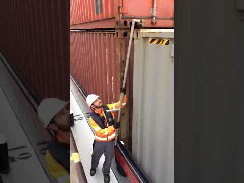 Een stacker veilig verwijderen van een container