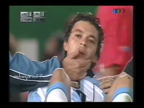 Patada de Alejandro Lembo al Muñeco Gallardo