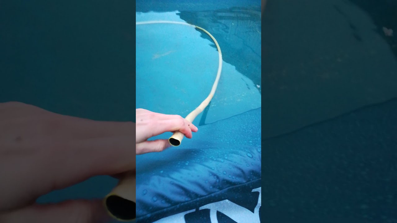 Vider la bâche d'hivernage d'une piscine hors sol.