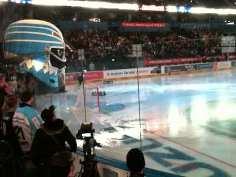 Einlaufshow Hamburg Freezers - Eisbären Berlin 18.11.2010