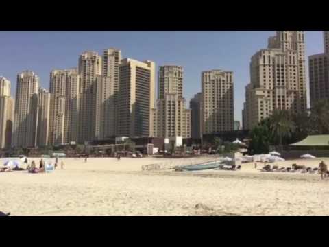Familjehäng på beachen i city-Dubai