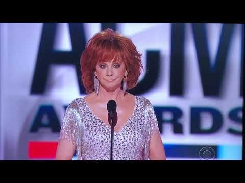 Reba Joking About All of Kelly Clarkson’s Jobs - ACM Awards