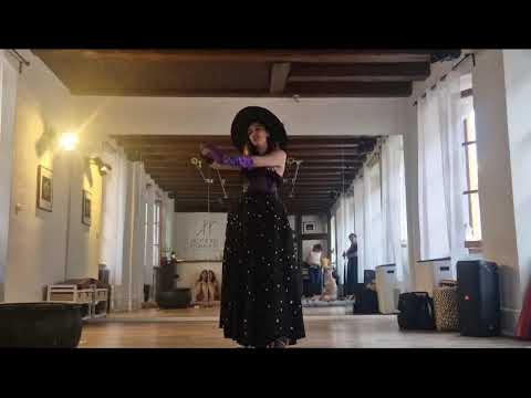 Circé de Soie - A lesson of potion making - (Burlesque performance)