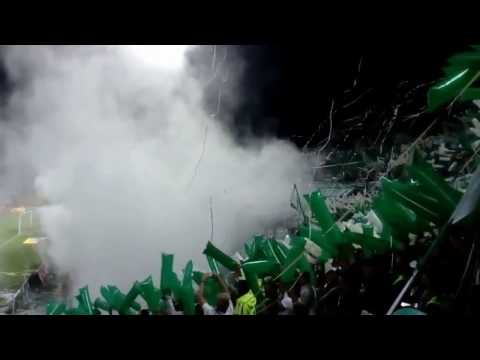 "Colorido recibimiento de la barra LOS DEL SUR vs Independiente Medellin - clásico paisa 2016 [HD]" Barra: Los del Sur • Club: Atlético Nacional