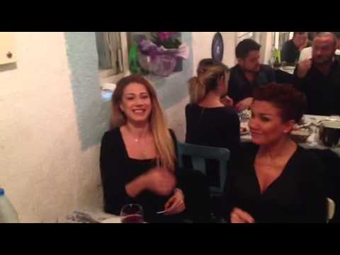 Şarkıcı Seniha Tek Tek Meyhanesi'nde