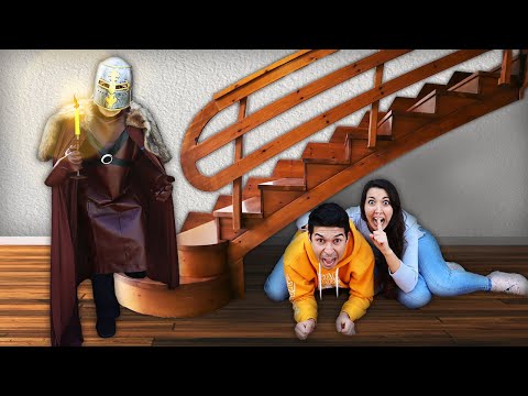 MAI STARE TUTTA LA NOTTE NASCOSTI NELLA CASA GIGANTESCA DEL CAVALIERE MASCHERATO SENZA IL PERMESSO!