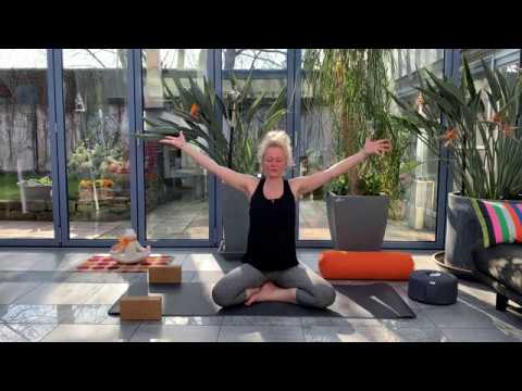 Mein Yoga Zuhause - Mobilisierung im Sitzen mit Schulteröffnung