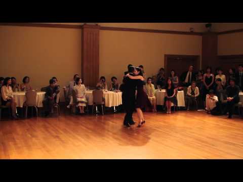  Inés Muzzopappa  and  Fernando Galera  are  dancing  to  the  milonga  "  Compadreando  "