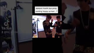 Download lagu DJ ayam kokok.. apakah masih ada yang dengerin musik ini,,? mp3