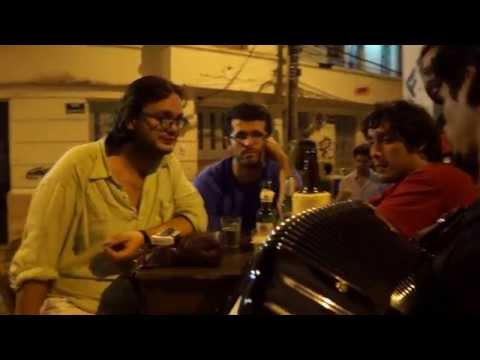 Isaac do acordeon fazendo um som na presença de Yamandu Costa na Lapa