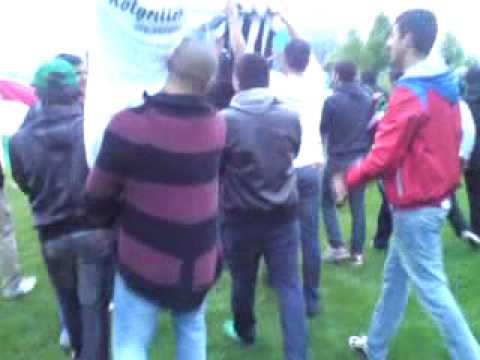 Kurdiska FF firar efter slutsignalen mot Syrianska !!