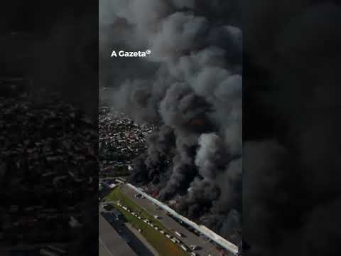 Incêndio em centro logístico atinge empresa de cosméticos e supermercado   #shorts #noticias