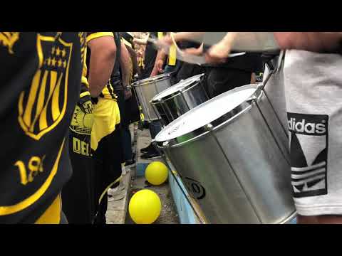 "Percusión Barra Amsterdam contra la gallina" Barra: Barra Amsterdam &bull; Club: Peñarol