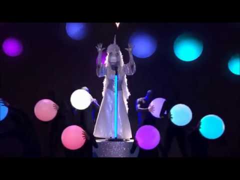 The masked singer - Eenhoorn (Josje Huisman) met "Nothing breaks like a heart"