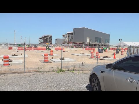 Hartsfield-Jackson International Airport moves first piece of the new Concourse D into place