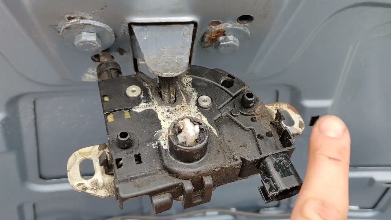 Ford Focus Mk2 zatrzaśnięta maska / popsuty zamek / otwieranie maski samochodu. ( Broken hood lock )