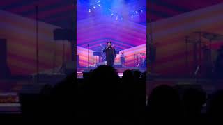 Rasmus Bjerg synger John Mogensen.