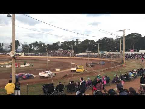 Carrick Speedway 26/12/18 // Super Sedans Heat 3
