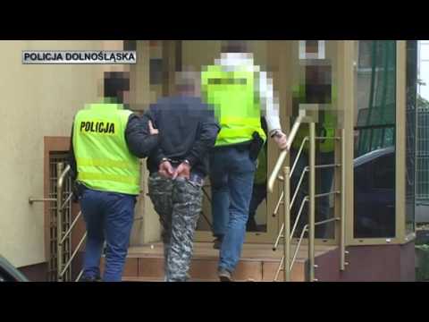 26.11.2016 Oleśnica - doprowadzenie podejrzanego przez policję