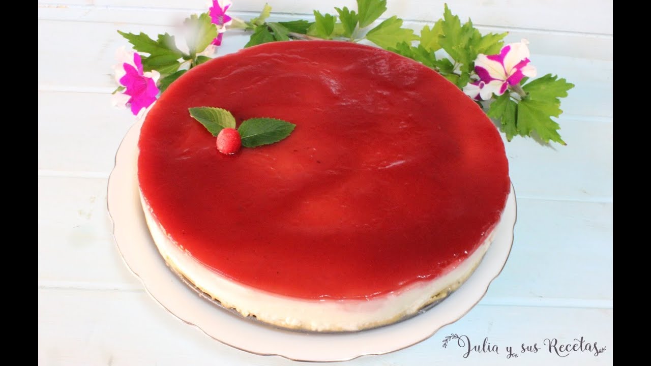 Tarta de cuajada y queso con mermelada de frambuesas