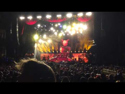 Corey Taylor controls the crowd