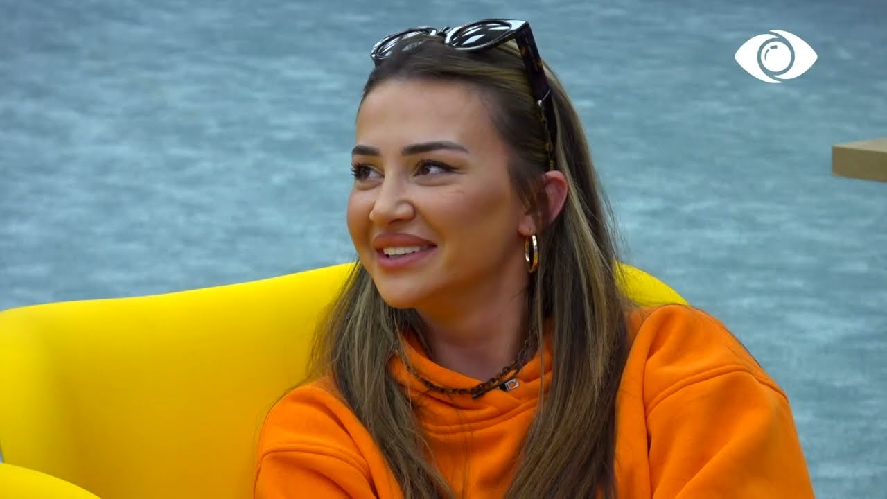 Kiara i kërkon kafe, Luizi shkon me vrap te bari