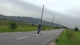 preview picture of video 'Yamaha R1 2001 Wheelie practice :)'