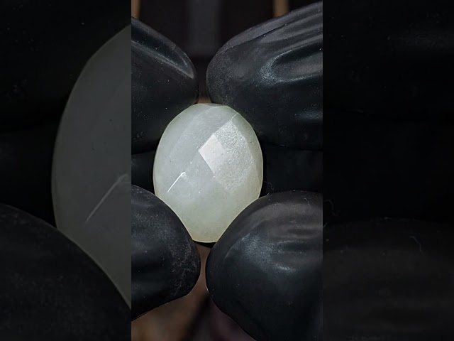 حجر القمر ذو التوهج الأبيض طبيعي قص أوجه مترش رائع