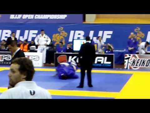 European Open BJJ 2014 White belt Adult Super Heavy 100 5 1 2 Final Halid Gochiiaev   Ashley Amos