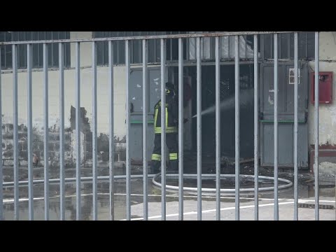 Firenze, le fiamme distruggono 2 capannoni di aziende cinesi