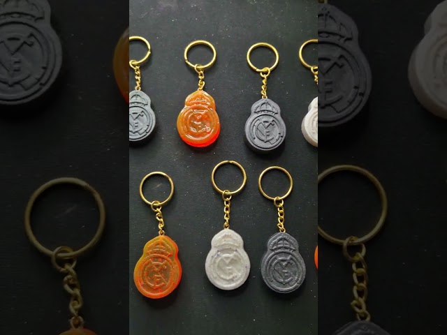 Vídeo relacionado con Real Madrid Llavero metálico con escudo a color en Resina Oficial, ideal para llevar las llaves con estilo y mostrar la pasión por el club.