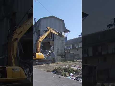 Demuelen edificios tomados en San Pedro de la Paz