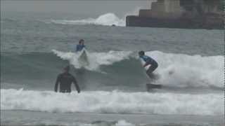 preview picture of video 'SURF TRAINING SCHOOL - ESCOLA de SURF - Praia de Matosinhos - 24 Março 2012'