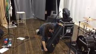 Alan Diass testando até onde chega a confiança na Bombags