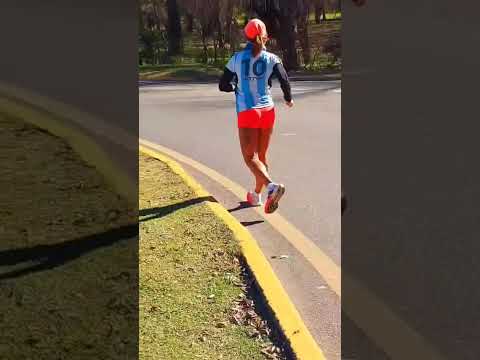 LA CAMPEONA ARGENTINA DE MARCHA ATLÉTICA, GRACIELA VELEZ ENTRENANDO EN COSQUIN, CORDOBA