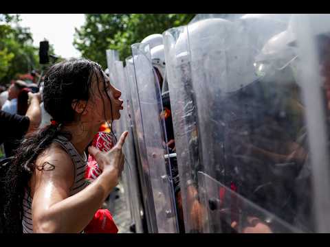 阿爾巴尼亞警方出動催淚瓦斯、水砲驅散抗議民眾！ (Police use tear gas, water cannons to disperse protesters in Albania)