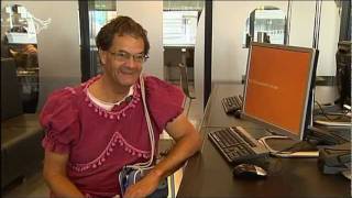 Man verkleed als baby trekt veel bekijks