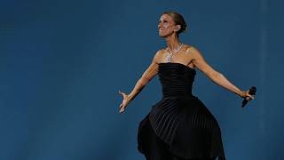Celine Dion sorprende en el desfile de L'Oréal en París