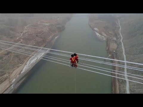 Una línea de alta tensión a 300 metros de altura